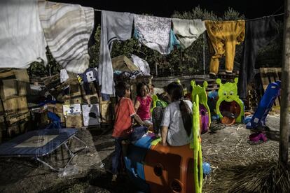 “Hay mujeres embarazadas durmiendo a ras de suelo, y solo hay dos médicos en la zona, de Médicos Sin Fronteras”, afirma Ali Ahmed, que trabaja como voluntario en la ONG danesa Team Humanity. En la imagen, un grupo de niños en el campamento improvisado a las afueras de Mitilene, en Lesbos (Grecia).