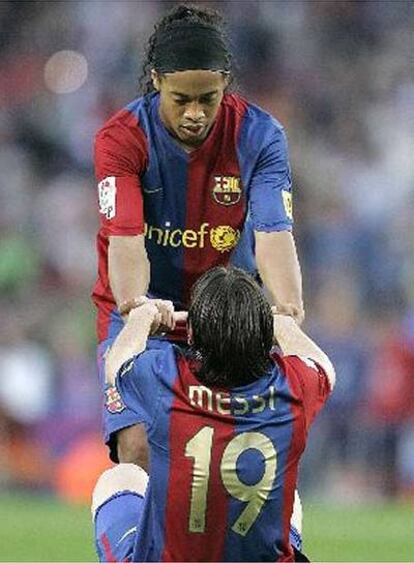 Messi y Ronaldinho en el partido contra el Levante