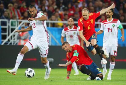 El marroquí Khalid Boutaib en acción contra Sergio Ramos y Andrés Iniesta. 