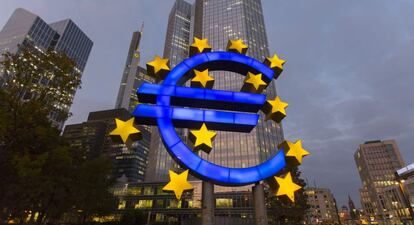 Imagen del Banco Central Europeo, al fondo.
