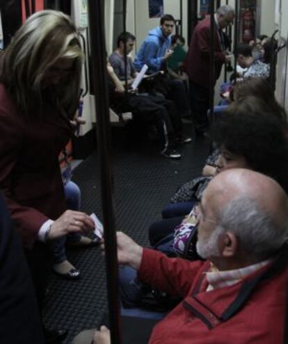 Revisores controlan los billetes en el Metro de Madrid.