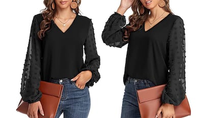 Blusa con cuello en forma de uve.