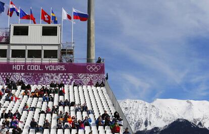 Decenas de aficionados observan la prueba del halfpipe de Sochi