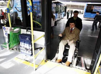 Un hombre en una silla de ruedas sube a uno de los nuevos autobuses que la EMT presentó ayer.