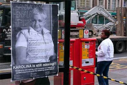 La fotografía de una mujer desaparecida pegada en una parada de autobús frente a la estación de King&#39;s Cross.