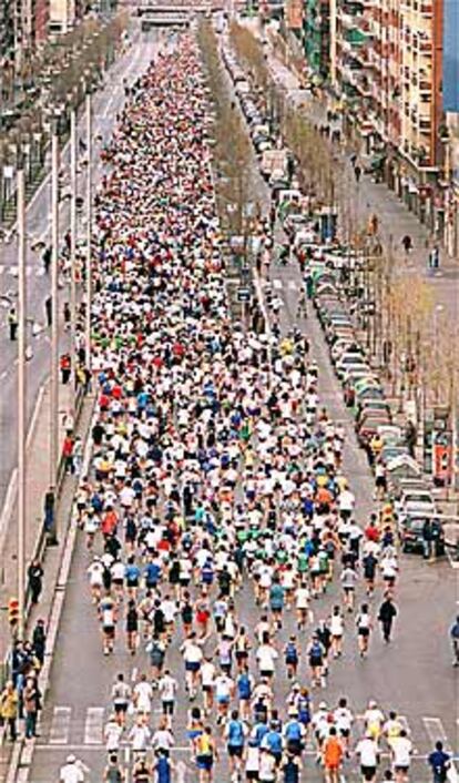 Un aspecto de la carrera, a su paso por la Gran Via entre las plazas de Espanya y Cerdà.