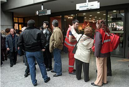 Familiares de los fallecidos y sanitarios, ayer, en el tanatorio de la M-30.