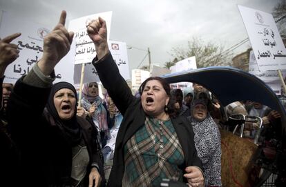 Mujeres palestinas alzan la voz durante una marcha con motivo del Día Internacional de la Mujer en Gaza. 