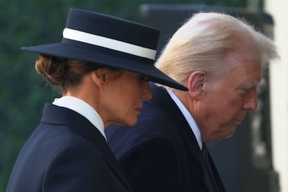 Melania Trump, junto a Donald Trump luciendo el sombrero dise?ado por Eric Javits.