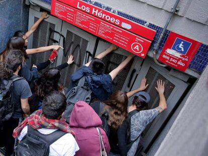 Protesto pelo aumento do metro em Santiago do Chile.