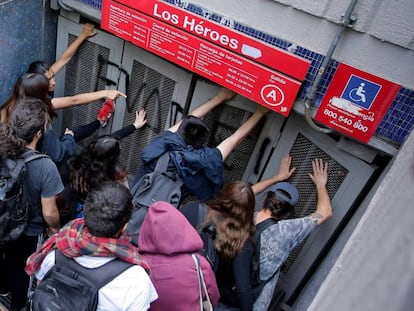 Protesto pelo aumento do metro em Santiago do Chile.