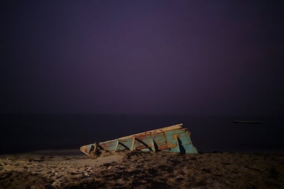 Los restos de un cayuco en una playa prxima a Nuadib (Mauritania) en una imagen de archivo.