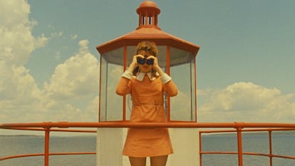 Wes Anderson es un creador de micro-universos fascinantes, coloridos, pop y de apariencia casi inocentes, en los que siempre se encuentra una segunda lectura mucho más adulta y profunda. En 'Moorise Kingdom' narra la historia de amor entre dos niños (mientras suena música francesa) para acabar retratando el cruel mundo de los adulto que les rodean.