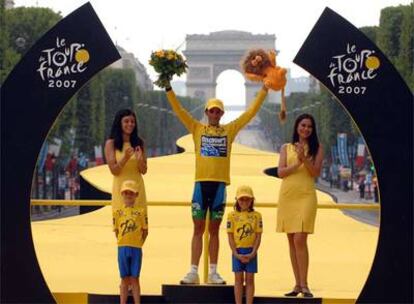 Alberto Contador, en el podium de París.