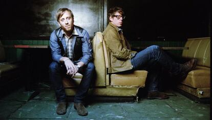 Dan Auerbach, cantante y guitarrista (izquierda) y Patrick Carney, batería, forman The Black Keys.