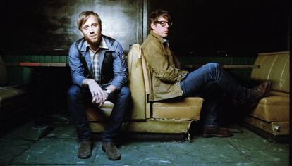 Dan Auerbach, cantante y guitarrista (izquierda) y Patrick Carney, bater&iacute;a, forman The Black Keys.