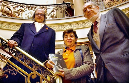 Barcelona, 27/10/03. El editor de Seix Barral Pere Gimferrer (i), junto con el crítico Josep Maria Castellet, junto a Ana María Moix, durante la presentación de la recopilación en castellano y en un sólo volumen de todos los cuentos de su hermano Terenci.