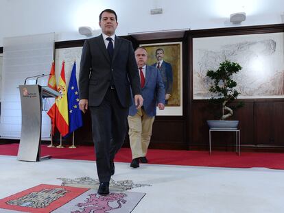 El presidente de la Junta de Castilla y León Alfonso Fernández Mañueco y el consejero de Sanidad Alejandro Vázquez, el lunes en Valladolid.