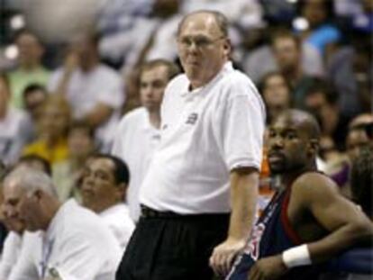 George Karl, de pie, junto a Baron Davis, en el Mundial de Indianápolis.