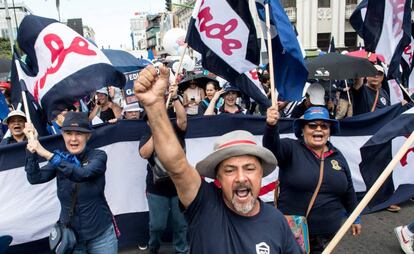 Funcionarios costarricenses marchan en San José contra reformas planteadas por el Ejecutivo del presidente Carlos Alvarado.