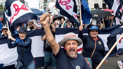 Funcionarios costarricenses marchan en San José contra reformas planteadas por el Ejecutivo del presidente Carlos Alvarado.