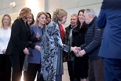 La alcaldesa de Valencia, María José Catalá, la vicepresidenta valenciana, Susana Camarero, y la Reina Sofía, en el saludo a varios alcaldes afectados, ayer lunes, en el Palau de la Música.