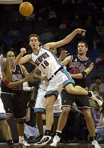 Gasol da un pase ante la defensa de los Bulls.