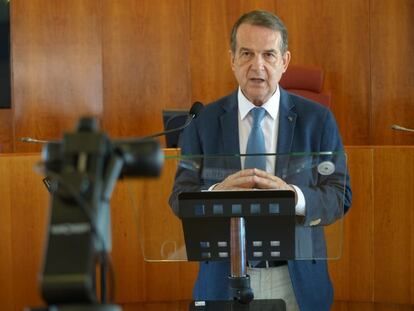 El alcalde de Vigo y presidente de la FEMP, Abel Caballero, durante una rueda de prensa.