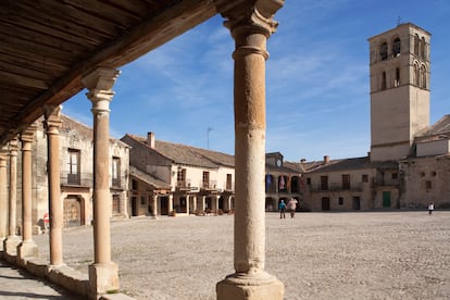 Plaza Mayor (Pedraza, Segovia). Casas blasonadas con tejas a canal, vigas de madera y soportales que esconden son las señas de identidad de este pueblo amurallado de belleza deslumbrante en las estribaciones de la sierra de Guadarrama. Famoso gracias a los “conciertos de las velas”, figura en la lista de Los Pueblos más Bonitos de España y sus calles y plaza Mayor han servido como plató de medio centenar de películas. 