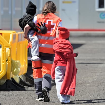 EL PINAR (EL HIERRO) (ESPAÑA), 12/03/2025.- Salvamento Marítimo ha rescatado a los 86 ocupantes de un cayuco localizado en aguas cercanas a El Hierro y que han sido trasladados al puerto de La Restinga. EFE/Gelmert Finol
