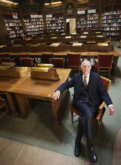 Stephane Hessel en la biblioteca del Colegio de Abogados de Barcelona.