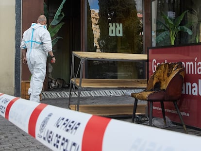 Un miembro de la polica cientfica accede al restaurante incendiado, el 22 de abril, al da siguiente de la tragedia.