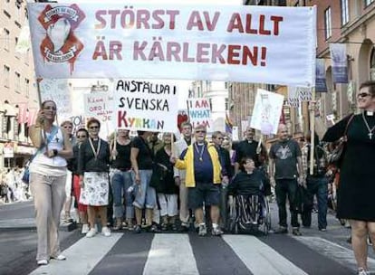 Representantes de la Iglesia luterana marchan junto a los homosexuales en Estocolmo.