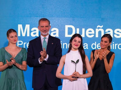 La princesa Leonor, el Rey, la violinista María Dueñas, la Reina y la infanta Sofía en la entrega de los premios Princesa de Girona en Caldes de Malavella, este miércoles.