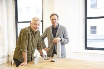 Marcus Engman, director de Diseño de IKEA, y el creador Tom Dixon.