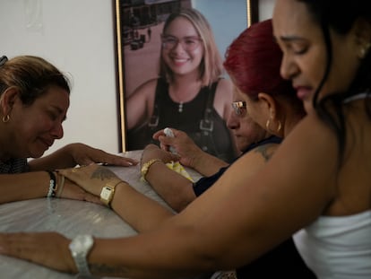 Familiares y amigas de Astrith Johana Osorio, una de las 39 víctimas del alud, durante su velorio, este lunes.
