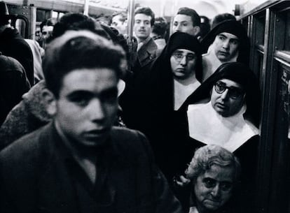 This photo is entitled Metro, and is one of the 80 images included in the Barcelona 1957 book and exhibition of work by Leopoldo Pomés.