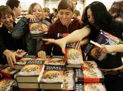 Jóvenes alemanes tratan de hacerse con ejemplares de <i>Harry Potter and the Deathly Hallows</i> en una librería de Francfort, el pasado 21 de julio.