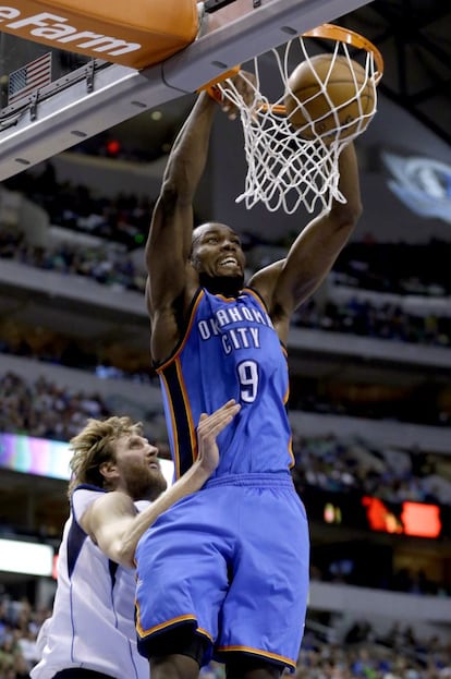 Serge Ibaka machaca el aro ante el alemán Dirk Nowitzki, de los Mavericks.