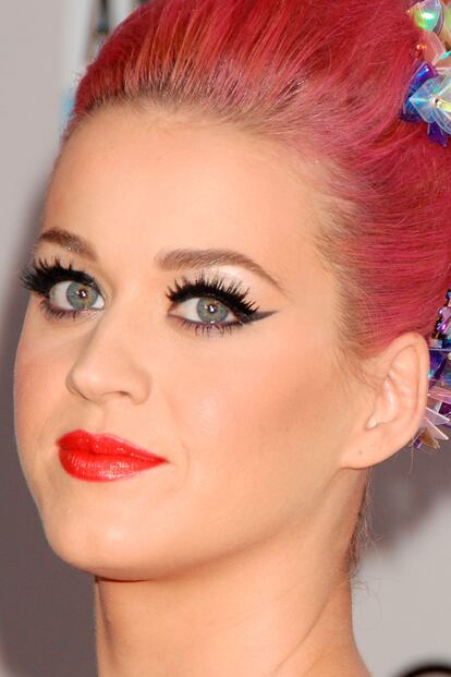 La reina del maquillaje antinatural, Katy Perry, podría haberse inspirado en el personaje de Baby Jane para maquillar sus ojos, pestañas extralargas incluidas.