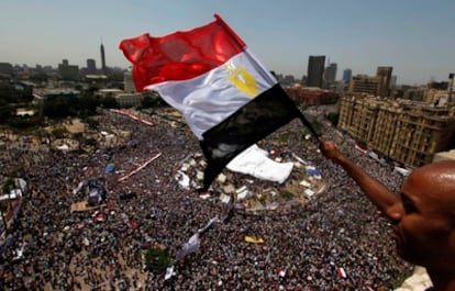 Un manifestante egipcio ondea la bandera nacional ante la plaza de la Liberación de El Cairo, que se ha vuelto a llenar con miles de personas que reclaman más democracia