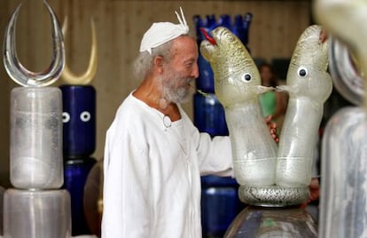 El escultor Juan Ripollés, con las figuras de su ajedrez gigante expuestas en el IVAM, en julio de 2008.