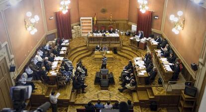 Vista cenital de la sala de la Audiencia de Barcelona en una sesi&oacute;n del juicio por el robo de coca&iacute;na.