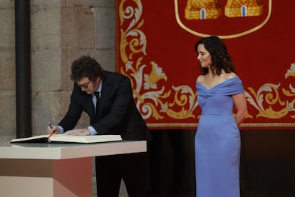 The president of the Argentine Republic, Javier Milei, signs the book of honor of Madrid in the presence of the president of the Community of Madrid, Isabel Díaz Ayuso.