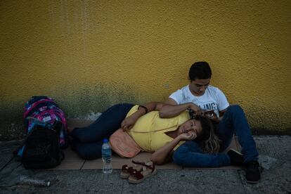 Una pareja espera informes de su hijo en las afueras del Hospital de la Mujer y del Niño de Villahermosa, uno de los hospitales acondicionados para atender casos de coronavirus.