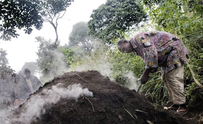 Un hombre produce carbón vegetal de forma rudimentaria en Ntendesi (RD Congo).