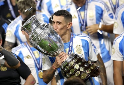 Ángel Di María besa la copa, durante la celebración en Miami, (Florida).  