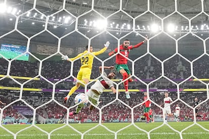 El delantero marroquí Youssef En-Nesyri, derecha, anota de cabeza ante el portero portugués para adelantar a su selección en el partido de cuartos de final del Mundial de Qatar. 