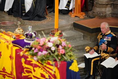 Carlos III, frente al féretro de Isabel II durante el funeral de Estado celebrado en la abadía de Westminster.