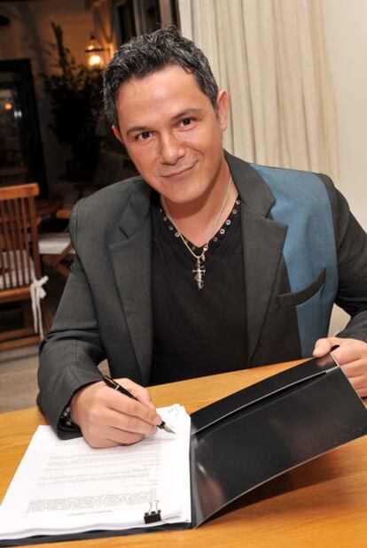 Alejandro Sanz firmando su contrato con Universal